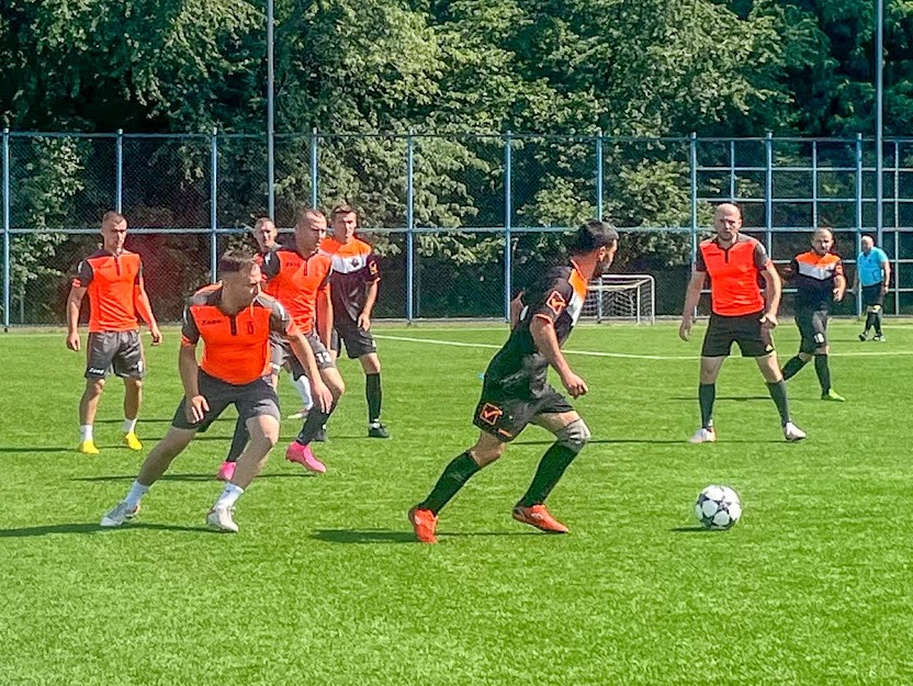 Group of people playing mini football Группа людей играющих в мини-футбол