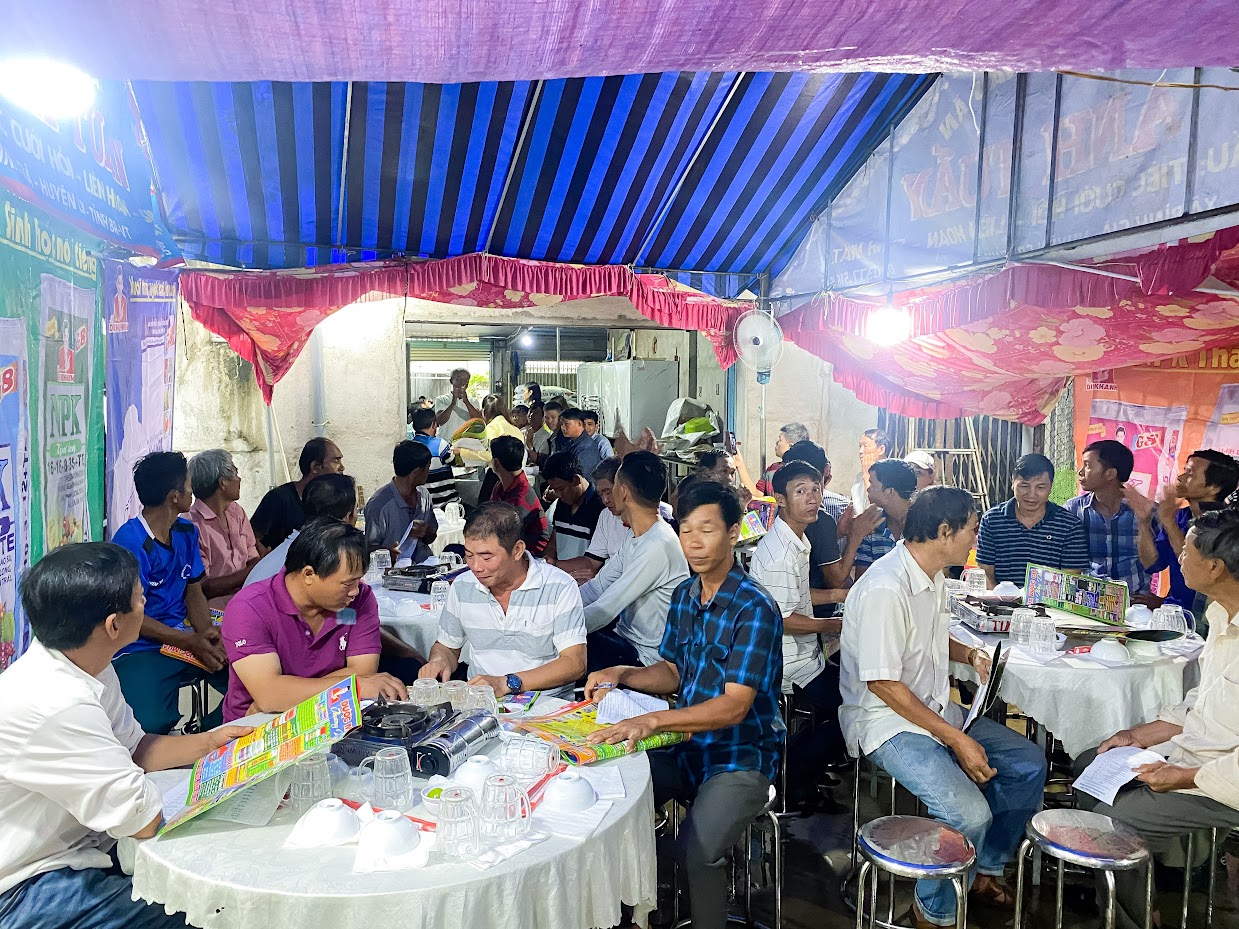 BÀ CON HUYỆN CHÂU ĐỨC, BÀ RIA-VŨNG TÀU THỦY CHUNG VỚI CÂY TIÊU