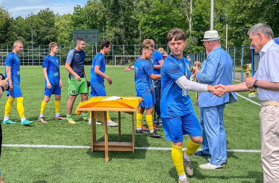 Group of people playing mini football Группа людей играющих в мини-футбол