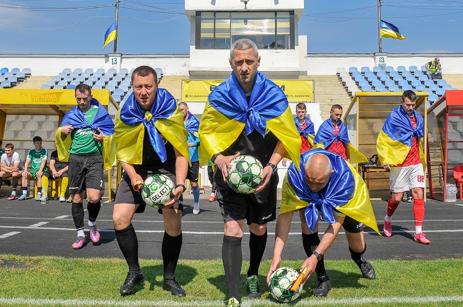 Group of people playing mini football Группа людей играющих в мини-футбол