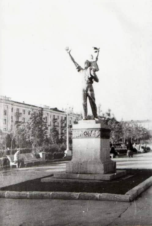 Н в куйбышев. Памятник освобожденному труду Самара. Статуя на Комсомольской площади в Куйбышеве. Площадь сельского хозяйства Самара. Площадь Социалистического земледелия Самара.