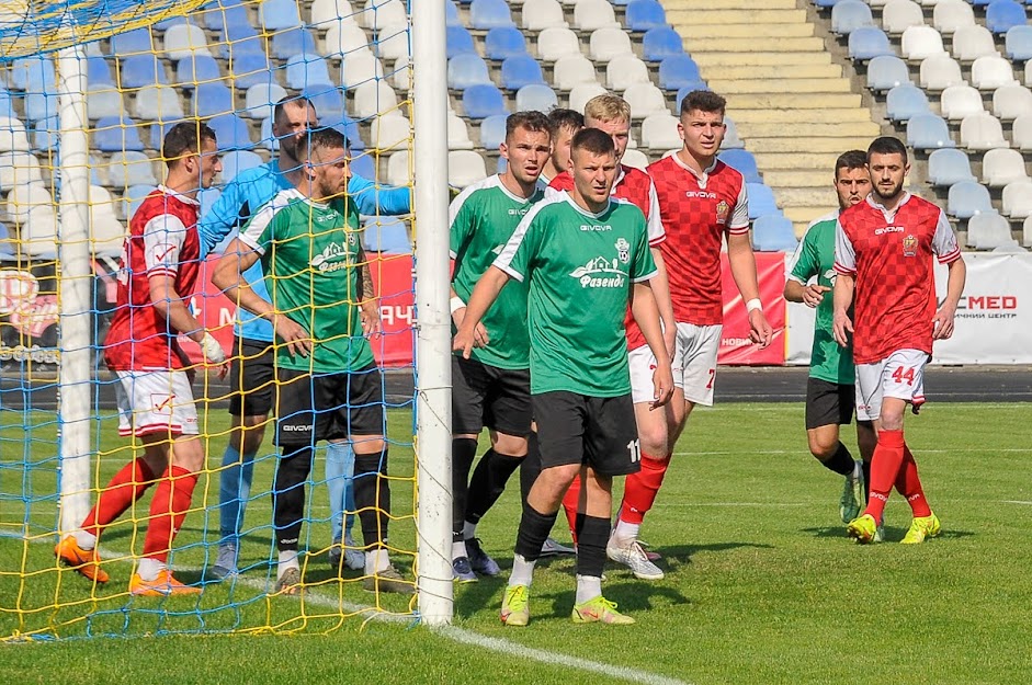 Group of people playing mini football Группа людей играющих в мини-футбол