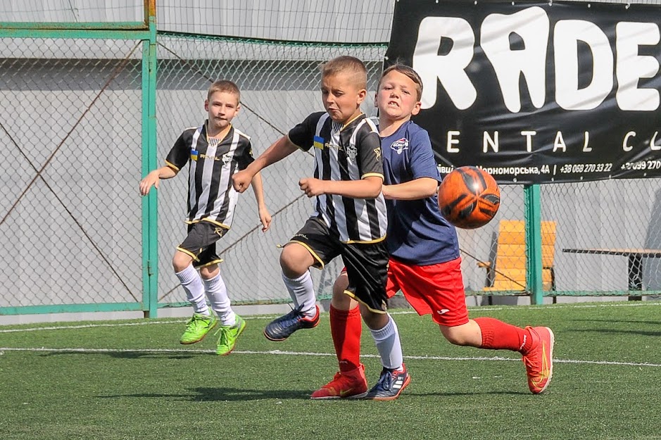 Group of people playing mini football Группа людей играющих в мини-футбол