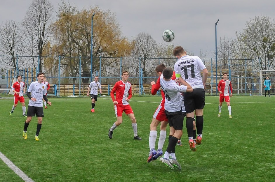 Group of people playing mini football Группа людей играющих в мини-футбол