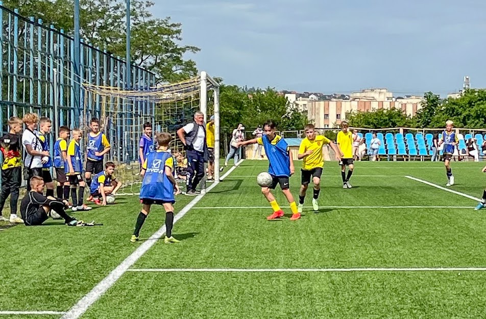 Group of people playing mini football Группа людей играющих в мини-футбол