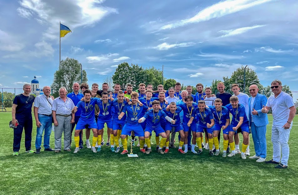 Group of people playing mini football Группа людей играющих в мини-футбол