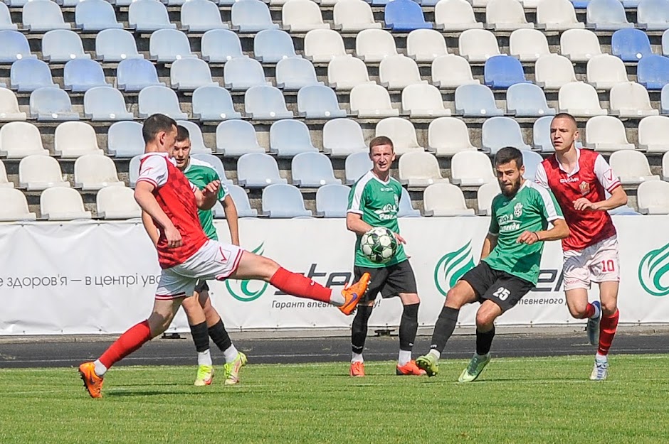 Group of people playing mini football Группа людей играющих в мини-футбол