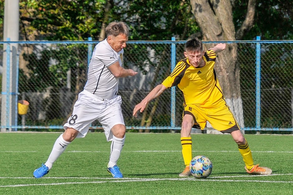 Group of people playing mini football Группа людей играющих в мини-футбол