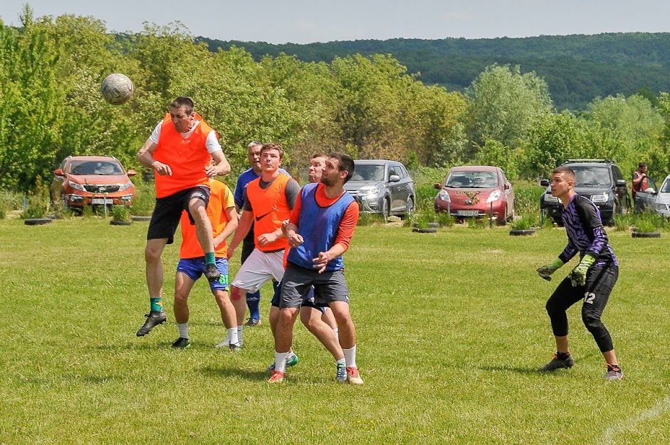 Group of people playing mini football Группа людей играющих в мини-футбол