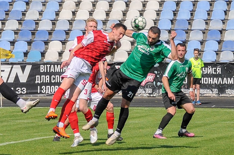 Group of people playing mini football Группа людей играющих в мини-футбол