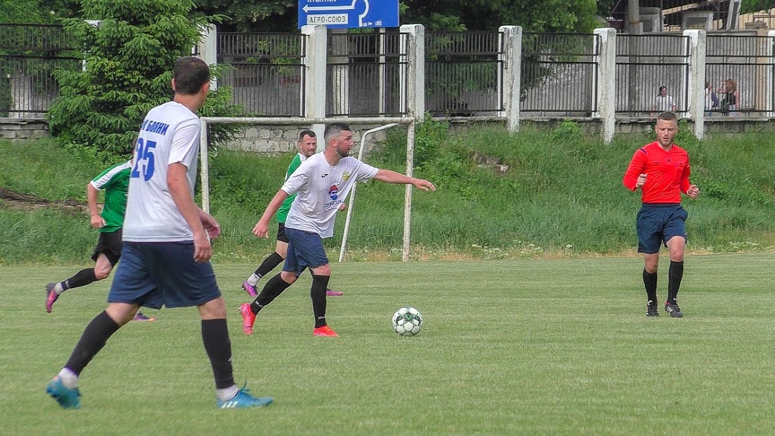 Group of people playing mini football Группа людей играющих в мини-футбол