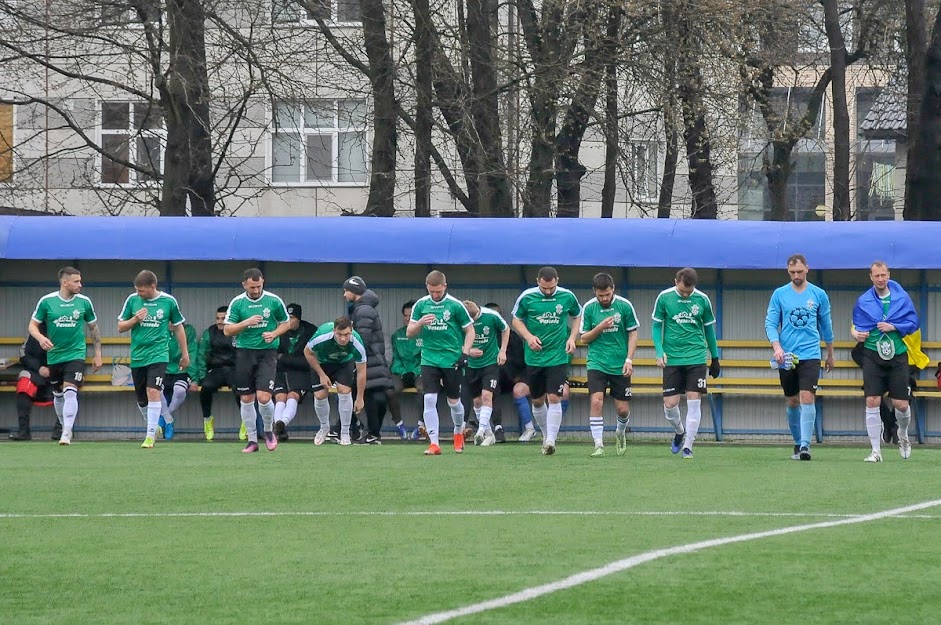 Group of people playing mini football Группа людей играющих в мини-футбол