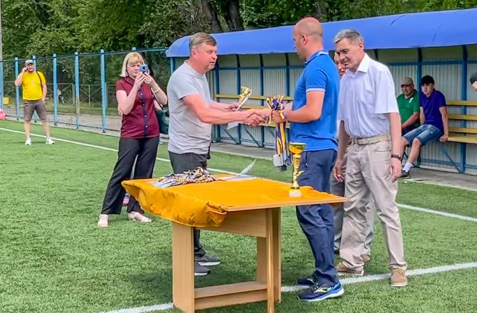 Group of people playing mini football Группа людей играющих в мини-футбол