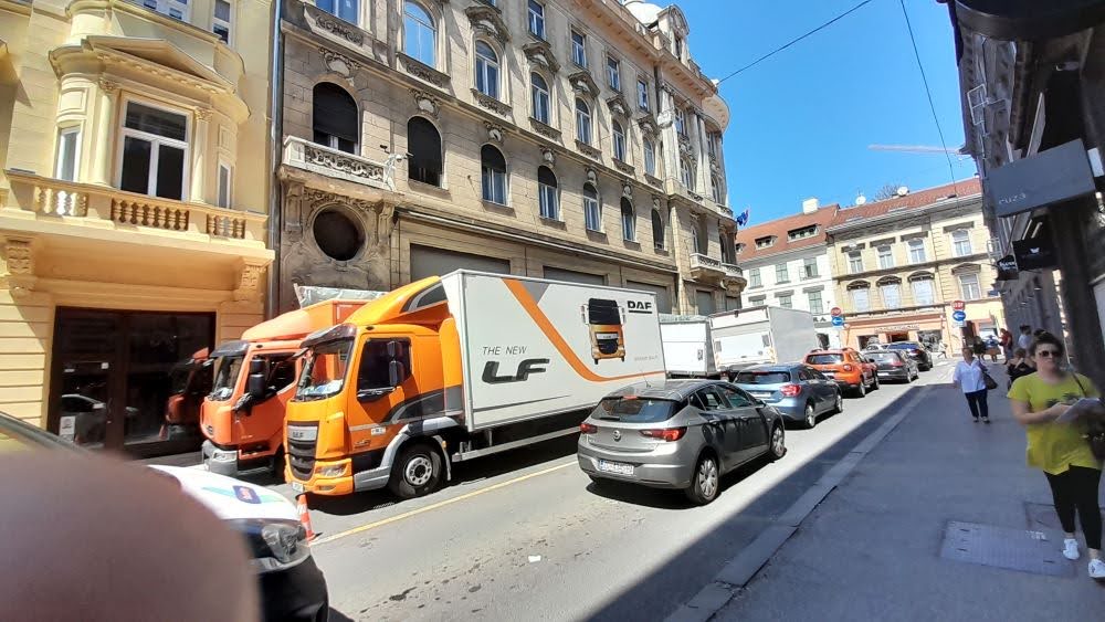 Slike iz Zagreba (ili tako nekako) AJFCJaVGJSnnfRRm29FRCloowC6v5kGBs1CVV5sAyEMREwwDhIKDfGp8GhfMcAc_xBkIoGtCqeDh2_VgigbT3sYarno74ybLktva0Bi1LA6ZmMPv_SQKOmiN4uivPt2x3kxTfIqWQBChy9wdusZ0kk4H-GLvuQ=w1000-h563-s-no?authuser=0