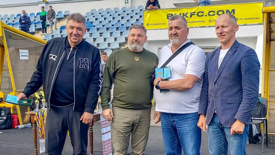 Group of people playing mini football Группа людей играющих в мини-футбол