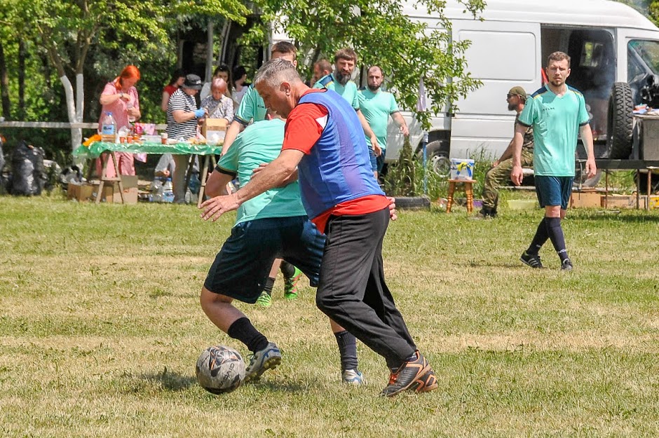 Group of people playing mini football Группа людей играющих в мини-футбол