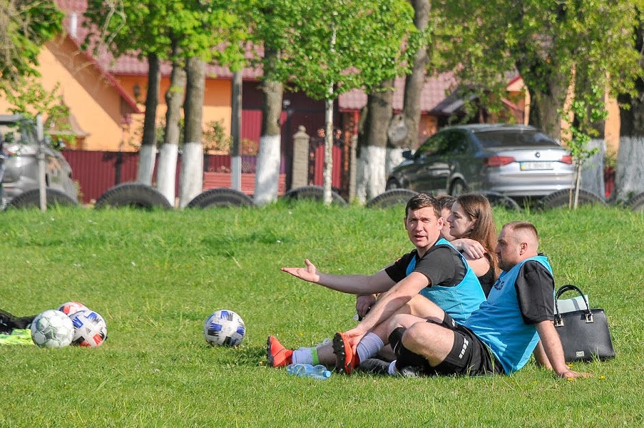 Group of people playing mini football Группа людей играющих в мини-футбол