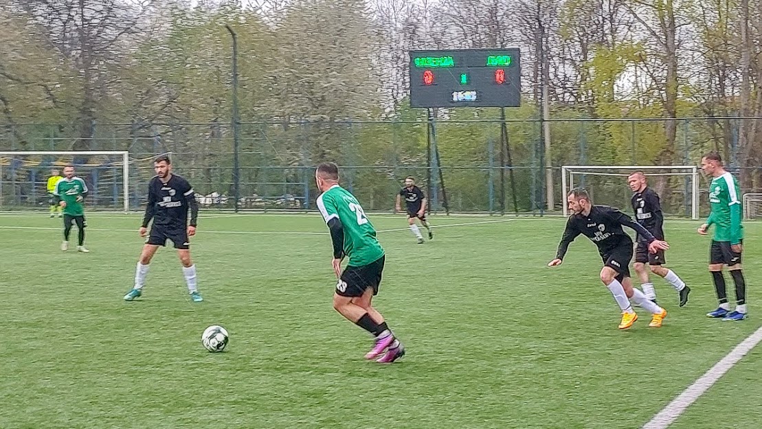 Group of people playing mini football Группа людей играющих в мини-футбол