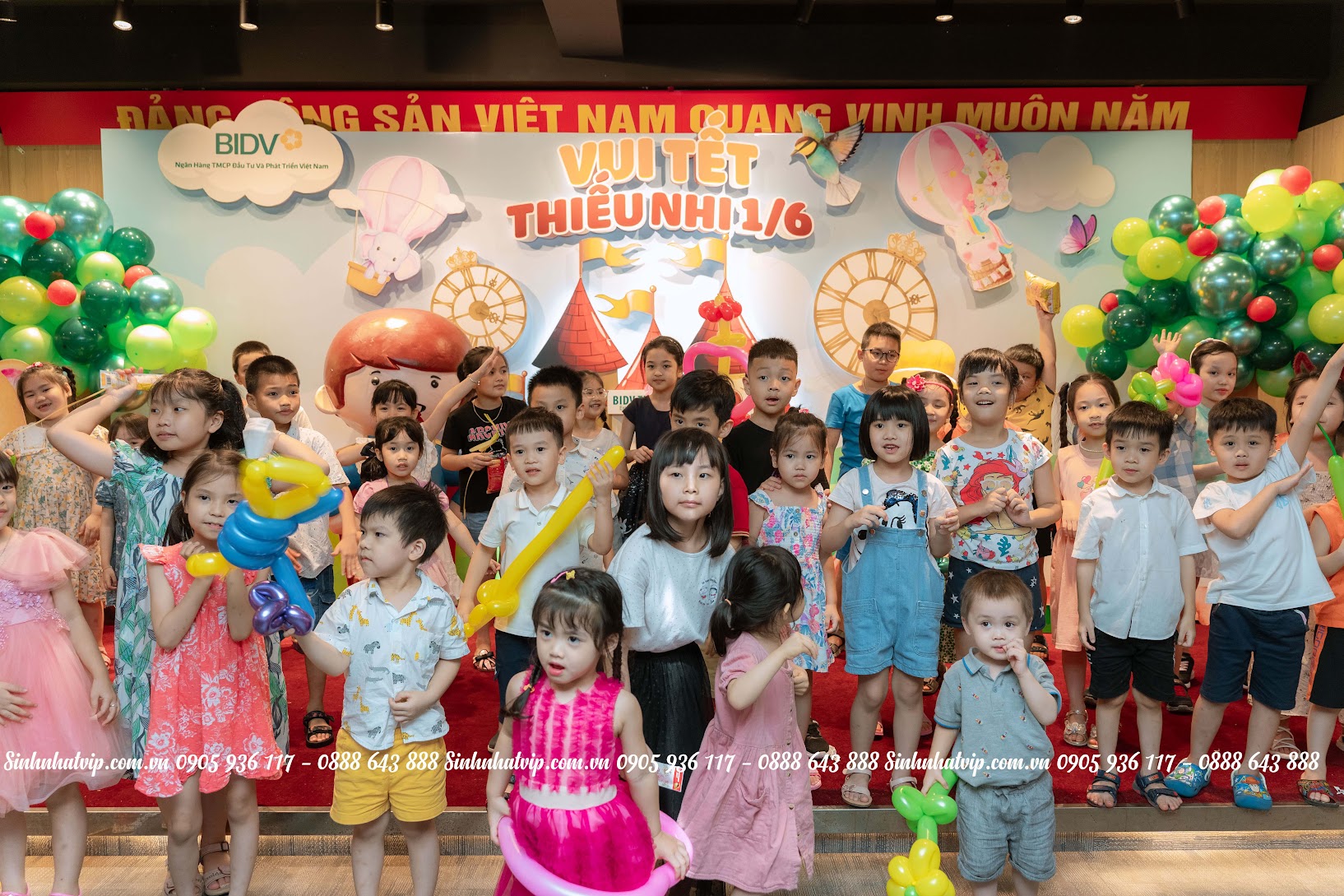 các bé chơi trò chơi trong quốc tế thiếu nhi