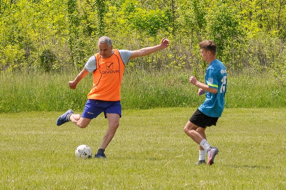 Group of people playing mini football Группа людей играющих в мини-футбол