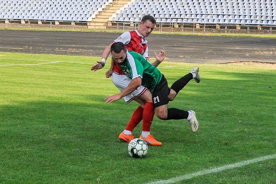 Group of people playing mini football Группа людей играющих в мини-футбол