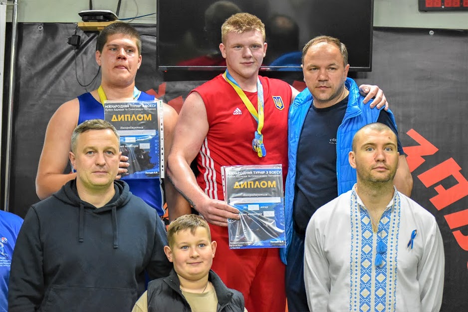 Group of people boxing Группа людей які боксують