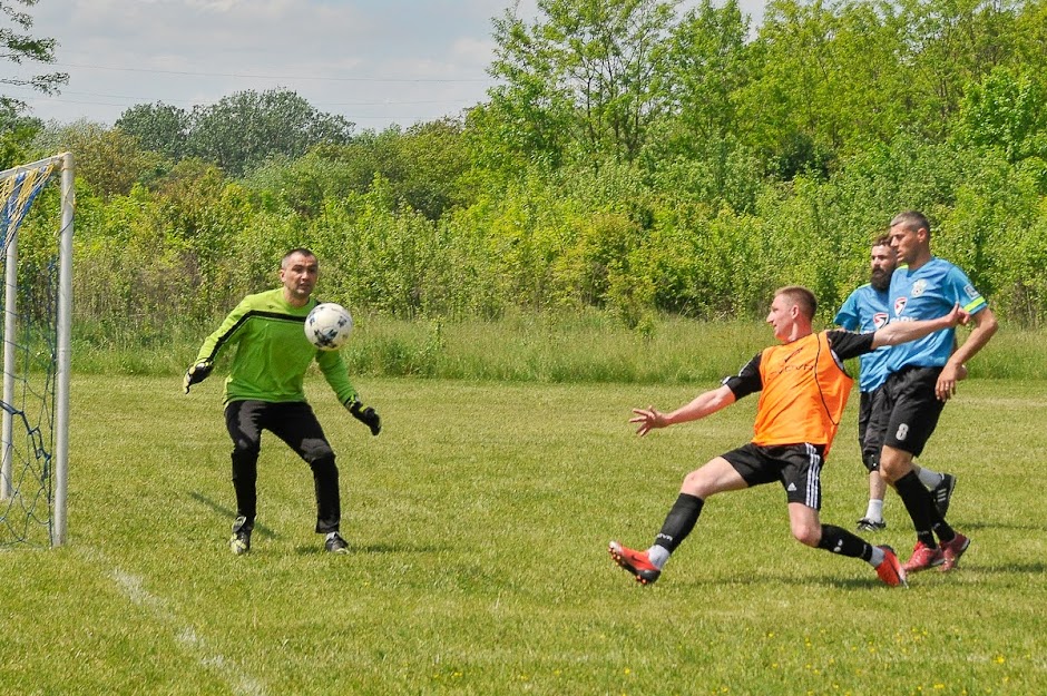 Group of people playing mini football Группа людей играющих в мини-футбол