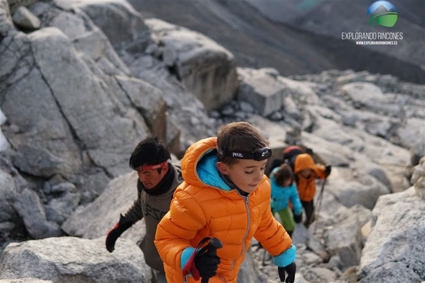 Escalar NEVADO URUS 5.425 con Niños en la Cordillera Blanca