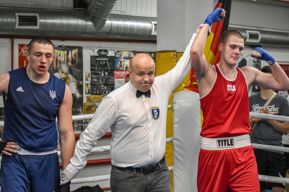 Group of people boxing Группа людей які боксують