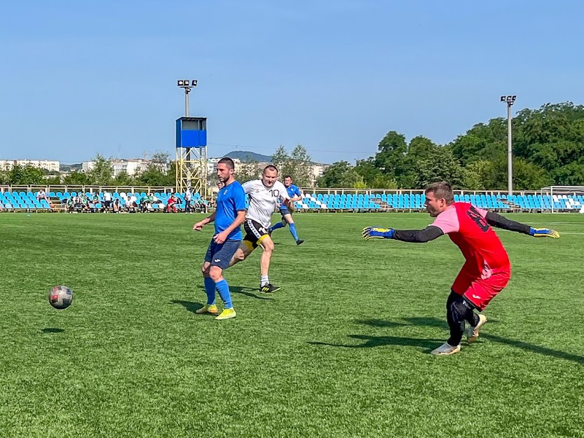 Group of people playing mini football Группа людей играющих в мини-футбол