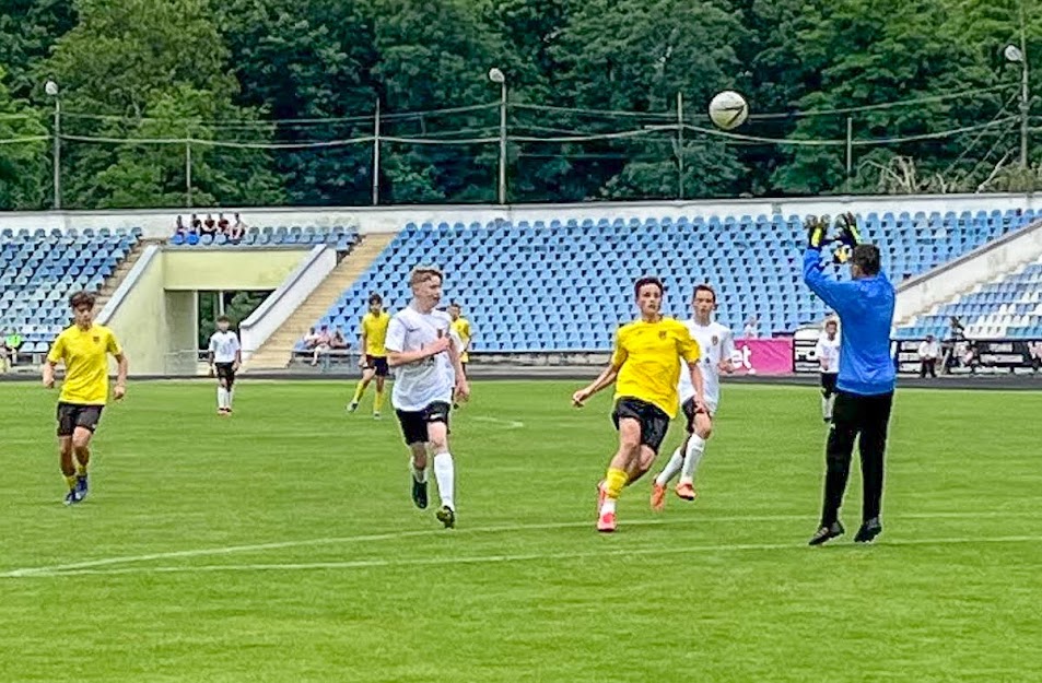 Group of people playing mini football Группа людей играющих в мини-футбол