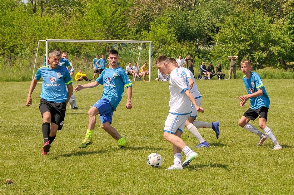 Group of people playing mini football Группа людей играющих в мини-футбол