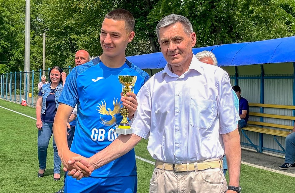 Group of people playing mini football Группа людей играющих в мини-футбол