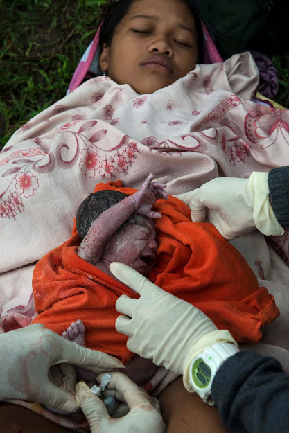 18 Year-old Woman Gives Birth On the Side of the Road