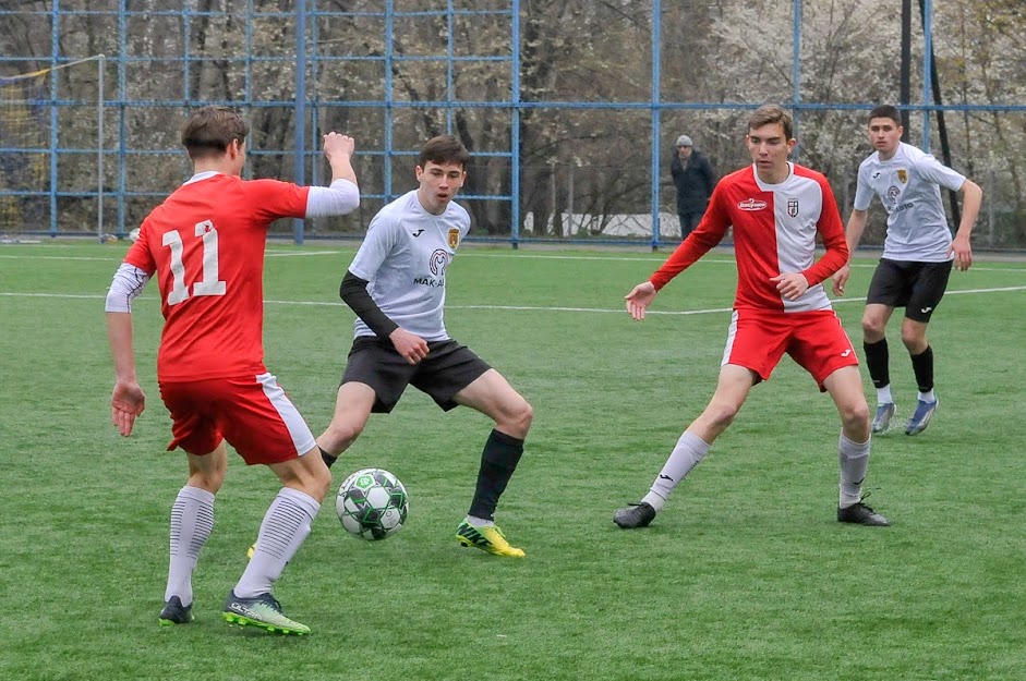 Group of people playing mini football Группа людей играющих в мини-футбол