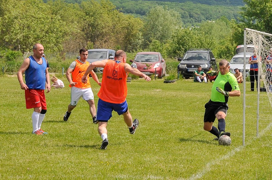 Group of people playing mini football Группа людей играющих в мини-футбол