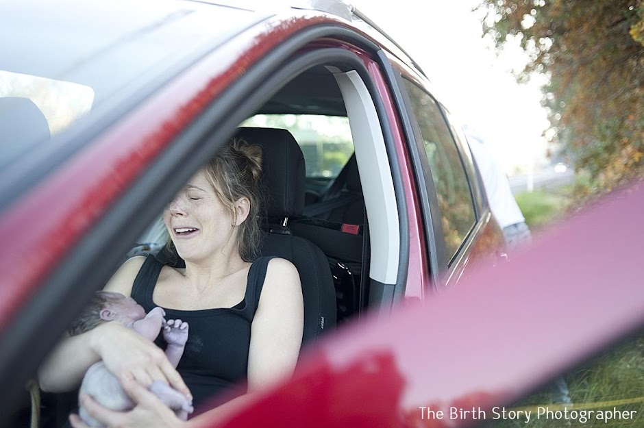 Photographer Captures Woman Giving Birth in Car On Side of Road