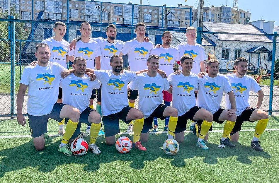 Group of people playing mini football Группа людей играющих в мини-футбол