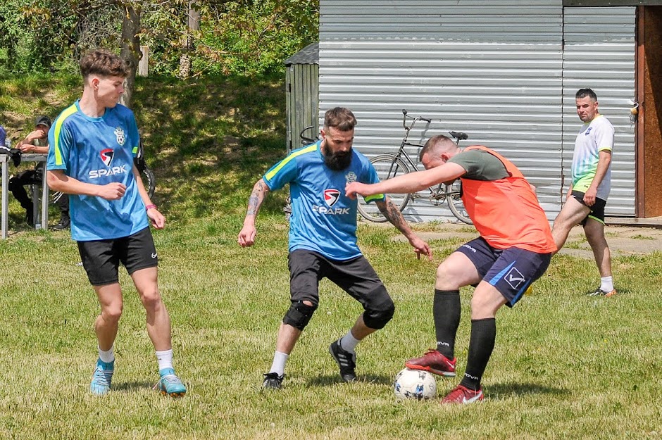 Group of people playing mini football Группа людей играющих в мини-футбол