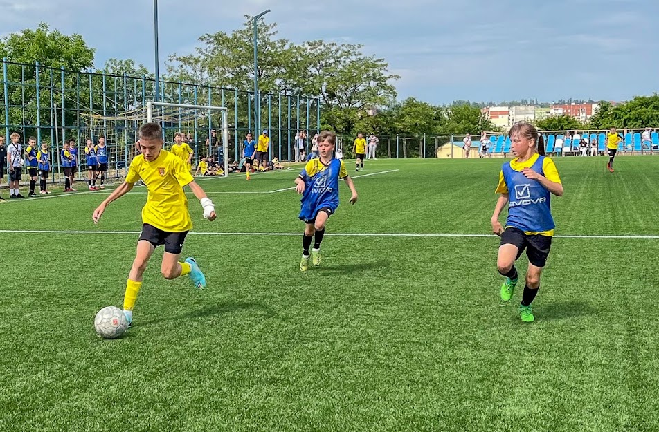 Group of people playing mini football Группа людей играющих в мини-футбол