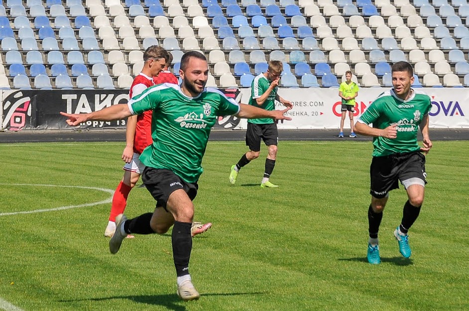 Group of people playing mini football Группа людей играющих в мини-футбол