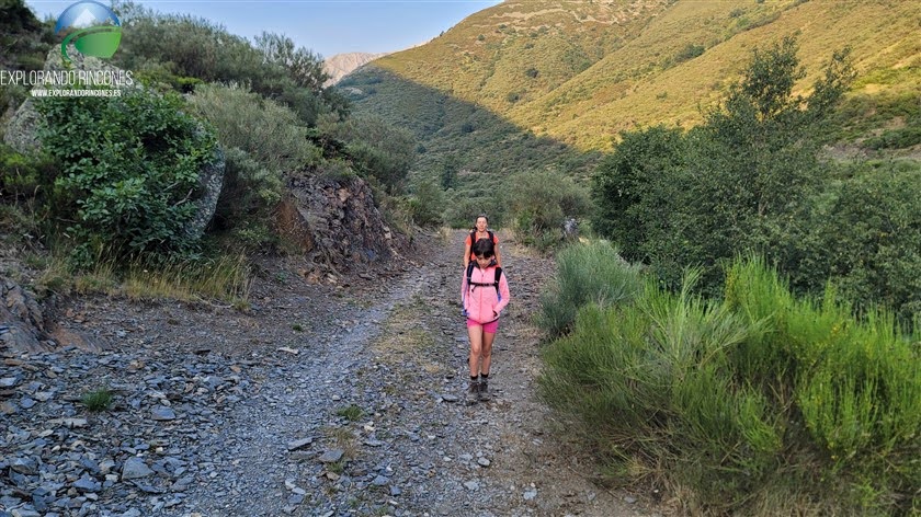 POZO DE LAS LOMAS con NIÑOS y PEÑA PRIETA