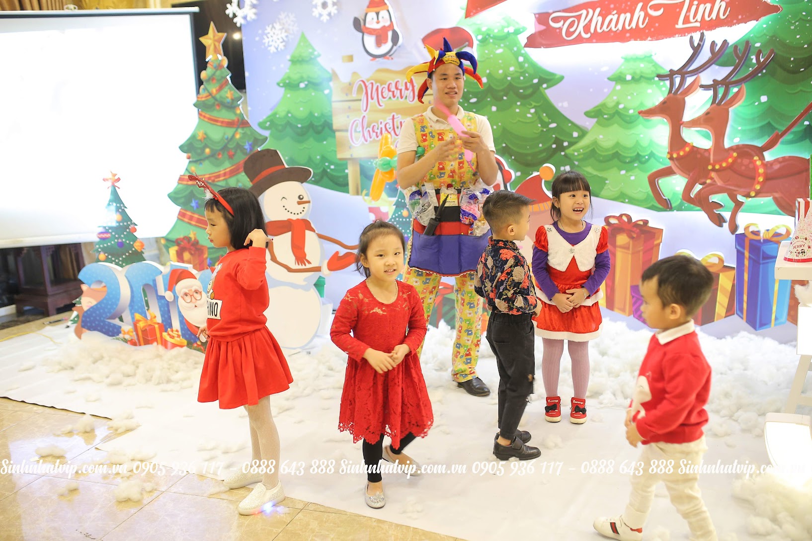 chú hề vặn bóng