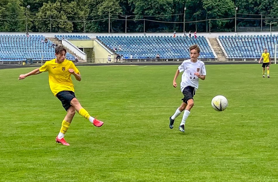 Group of people playing mini football Группа людей играющих в мини-футбол