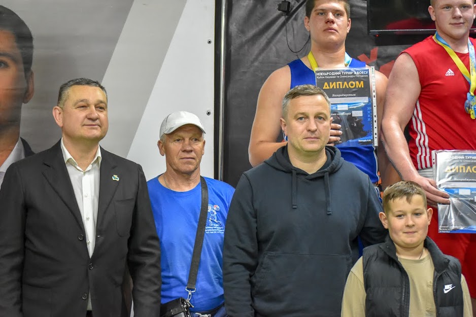 Group of people boxing Группа людей які боксують