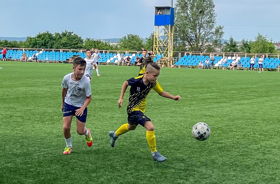 Group of people playing mini football Группа людей играющих в мини-футбол