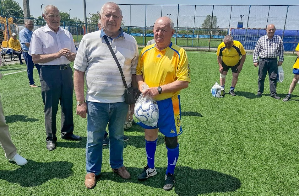 Group of people playing mini football Группа людей играющих в мини-футбол