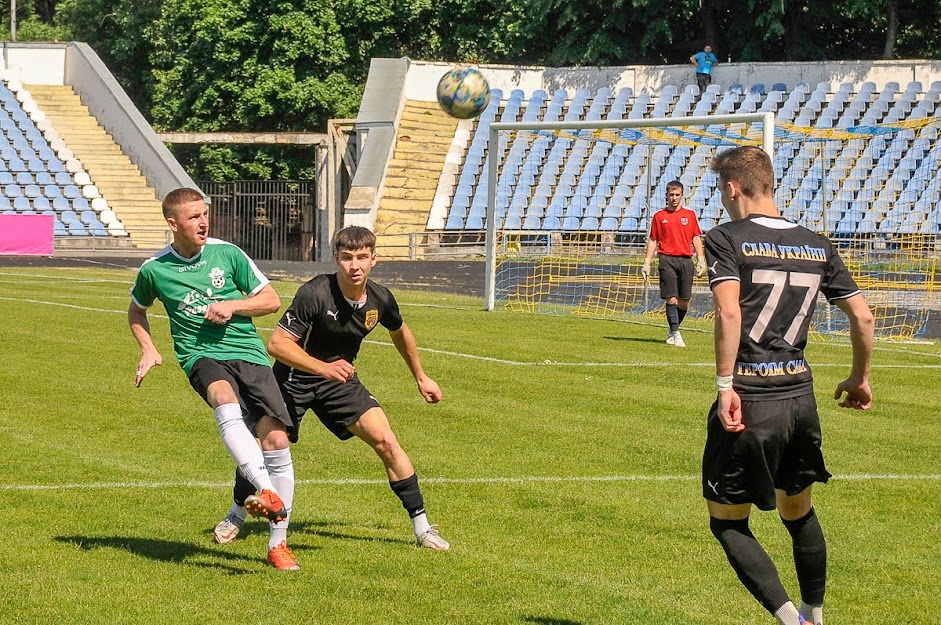 Group of people playing mini football Группа людей играющих в мини-футбол