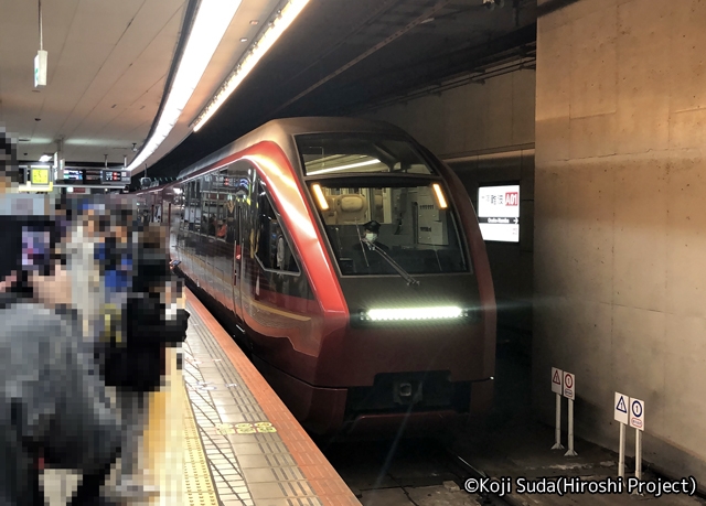 近畿日本鉄道　80000系「ひのとり」 　202304　大阪難波駅入線