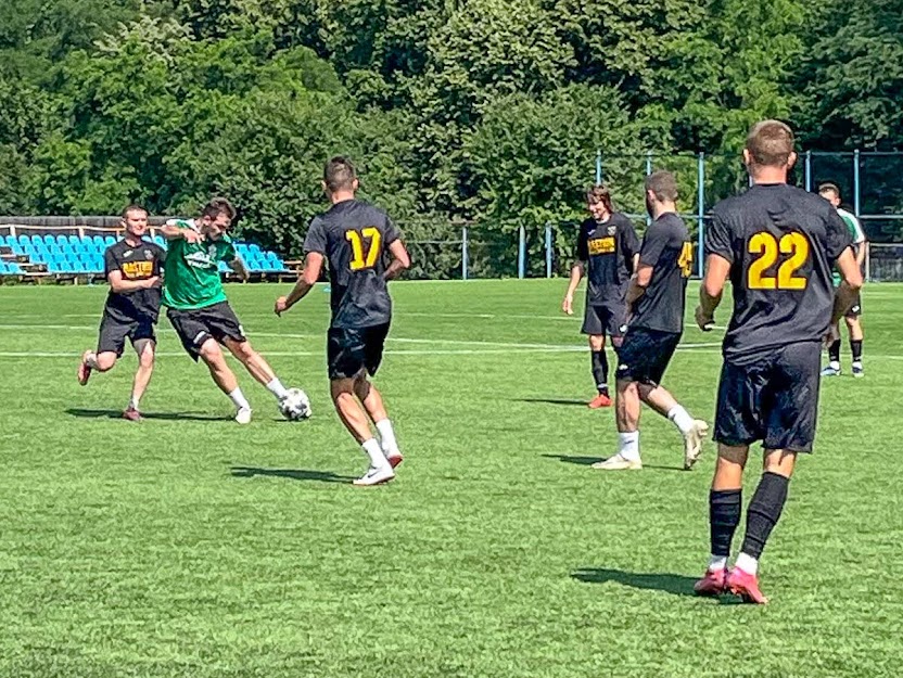 Group of people playing mini football Группа людей играющих в мини-футбол